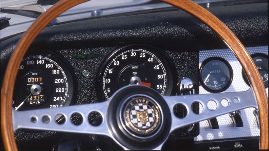Die Beifahrerin kann sich im Jaguar E-Type von 1961 wie Grace Kelly fühlen. Wow.