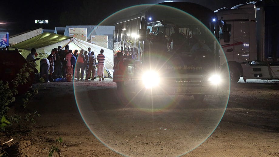 NPD-Anhänger demonstrierten vor der Ankunft mehrerer Flüchtlinge in Dresden.