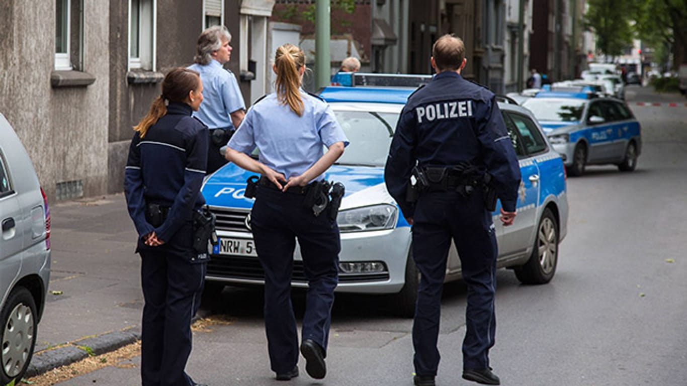 Polizeieinsatz nach einer Schießerei in einem Duisburger Wohnhaus: Die Beamten warnen vor rechtsfreien Räumen in NRW.