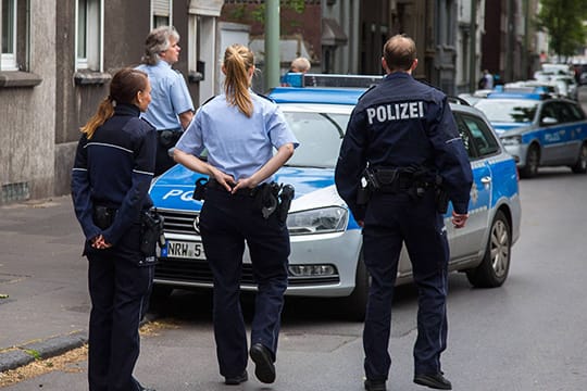 Polizeieinsatz nach einer Schießerei in einem Duisburger Wohnhaus: Die Beamten warnen vor rechtsfreien Räumen in NRW.