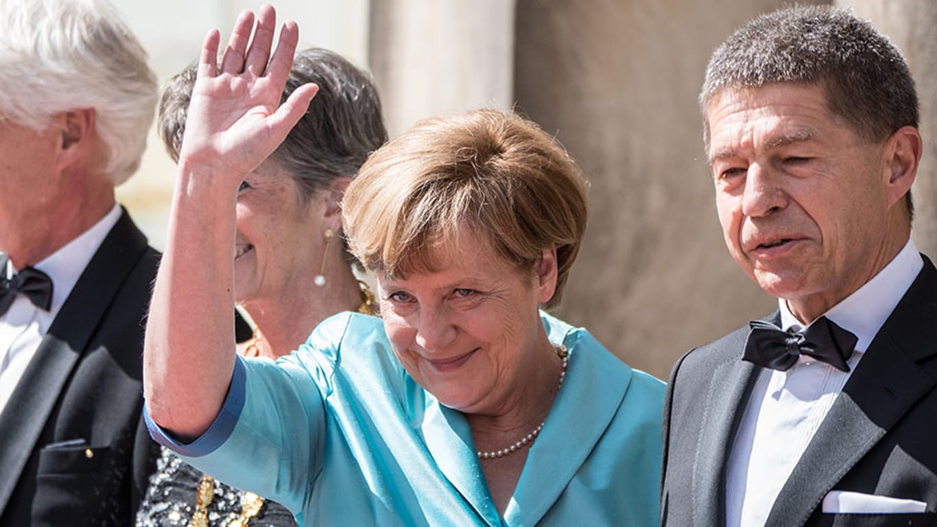 Angela Merkel ganz in Türkis mit Ehemann Joachim Sauer bei der Eröffnung der Bayreuther Festspiele.