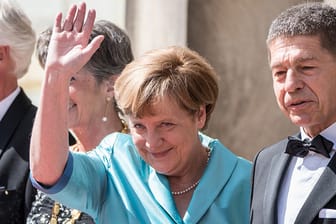 Angela Merkel ganz in Türkis mit Ehemann Joachim Sauer bei der Eröffnung der Bayreuther Festspiele.