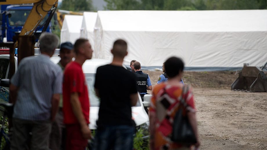 Polizisten und Schaulustige an der Zeltstadt, die in Dresden für Flüchtlinge eingerichtet wurde.