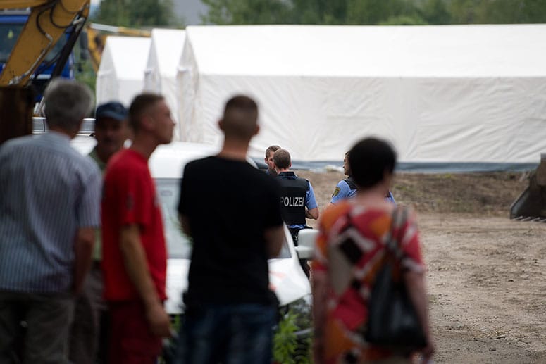 Polizisten und Schaulustige an der Zeltstadt, die in Dresden für Flüchtlinge eingerichtet wurde.