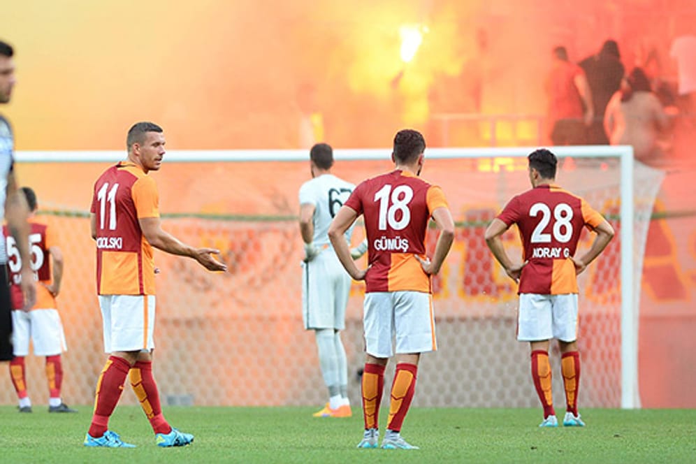Auch Lukas Podolski ist angesichts des massiven Einsatzes von Pyrotechnik im Block von Galatasaray ratlos.