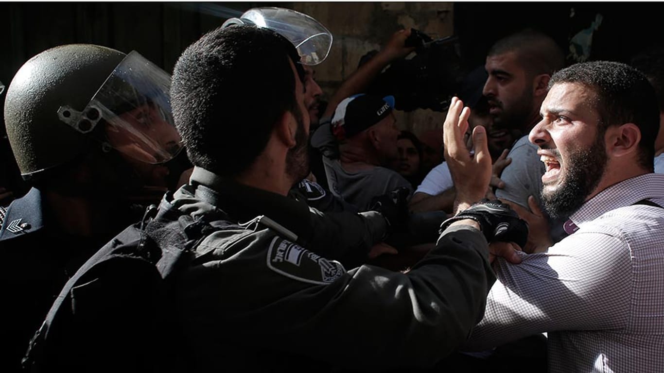 Israelische Sicherheitskräfte diskutieren mit palästinensischen Protestierern vor der Al-Aksa-Moschee im Osten Jerusalems.