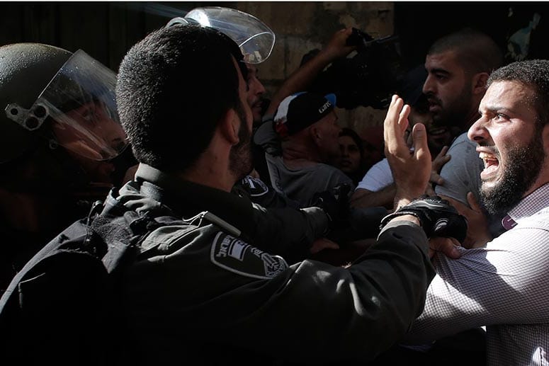 Israelische Sicherheitskräfte diskutieren mit palästinensischen Protestierern vor der Al-Aksa-Moschee im Osten Jerusalems.