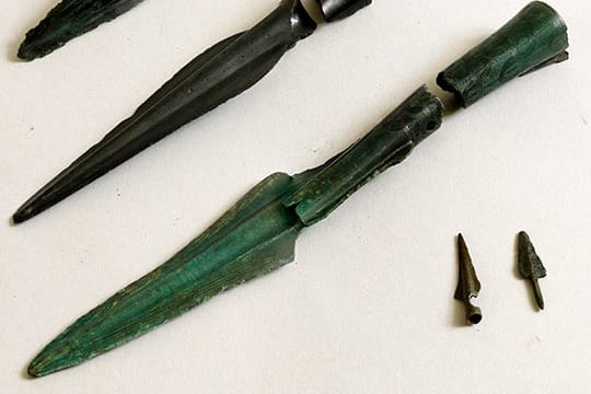 Speer- und Pfeilspitzen aus der Bronzezeit, gefunden auf dem Höhenberg bei Annweiler in Rheinland-Pfalz von einem Hobby-Archäologen.