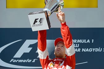 Sebastian Vettel widmet den Sieg Jules Bianchi.