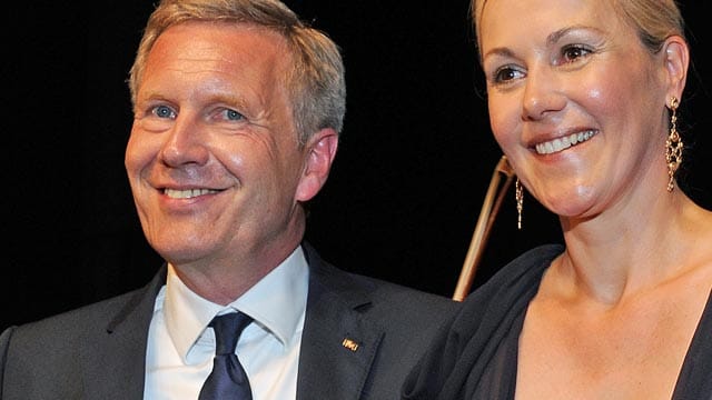 Christian und Bettina Wulff strahlen bei der Verleihung des Preises "Die Goldene Deutschland" um die Wette. Christian und Bettina Wulff strahlen bei der Verleihung des Preises "Die Goldene Deutschland" um die Wette.