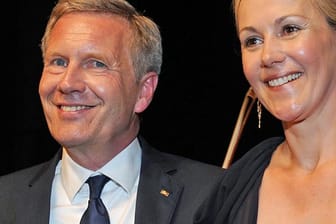 Christian und Bettina Wulff strahlen bei der Verleihung des Preises "Die Goldene Deutschland" um die Wette.