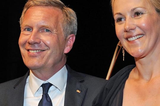 Christian und Bettina Wulff strahlen bei der Verleihung des Preises "Die Goldene Deutschland" um die Wette.