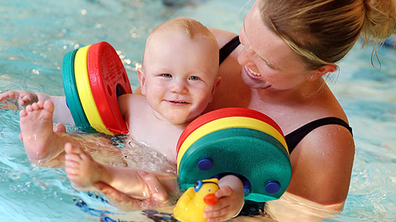 Der elf Monate alte Luuk genießt das Babyschwimmen mit seiner Mutter Johanna.