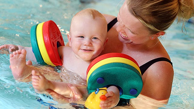 Der elf Monate alte Luuk genießt das Babyschwimmen mit seiner Mutter Johanna.