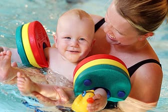 Der elf Monate alte Luuk genießt das Babyschwimmen mit seiner Mutter Johanna.
