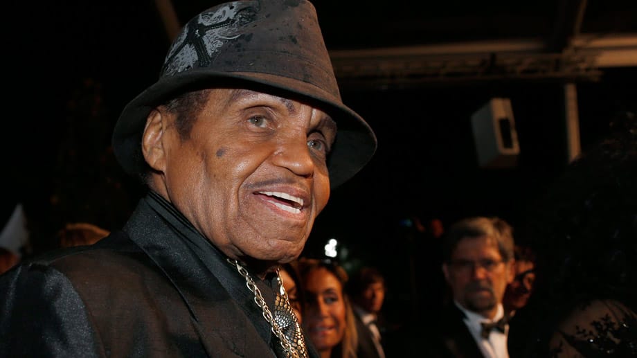 Joe Jackson, der Vater des verstorbenen "King of Pop", Michael Jackson, soll nach brasilianischen Medienberichten einen Schlaganfall erlitten haben. Joe Jackson, der Vater des verstorbenen "King of Pop", Michael Jackson, soll nach brasilianischen Medienberichten einen Schlaganfall erlitten haben.