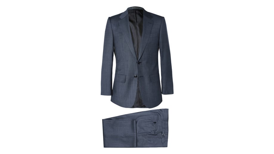 Der blaue Anzug von Lutwyche (um 3705 Euro bei Mr Porter) aus hochfeiner Super130 Wolle trägt sich trotz Futter besonders leicht.