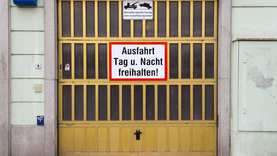 "Ausfahrt freihalten": Diesem Wunsch des Vermieters sollten Mieter unbedingt nachkommen.