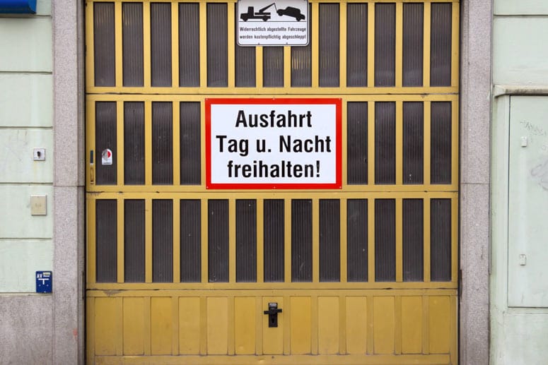 "Ausfahrt freihalten": Diesem Wunsch des Vermieters sollten Mieter unbedingt nachkommen.