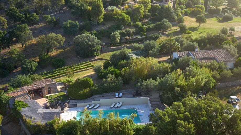 Das Gut steht beim auf die Französische Riviera spezialisierten Ableger des Auktionshauses Sotheby's zum Verkauf. Das Anwesen von Depp liegt in der Gemeinde Le Plan-de-la-Tour in der Region Provence-Alpes-Côte d’Azur, die rund 40 Fahrminuten von Saint Tropez entfernt liegt. Bis nach Cannes sind es von dem Domizil auch nur rund eine Stunde.