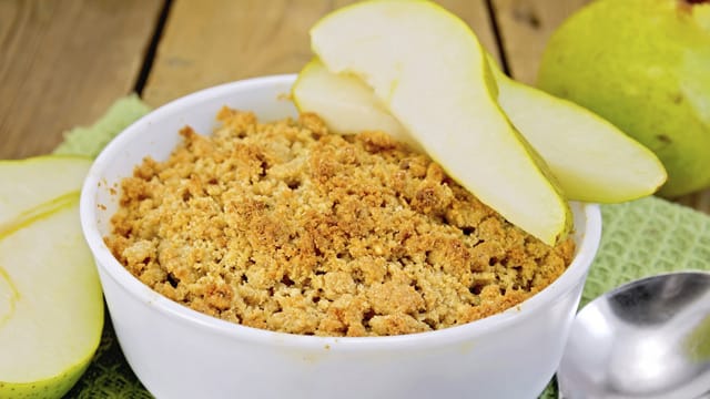 Birnen-Crumble mit knusprigen Streuseln ist eine leckere und schnelle Dessert-Idee.