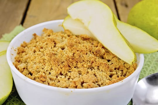 Birnen-Crumble mit knusprigen Streuseln ist eine leckere und schnelle Dessert-Idee.