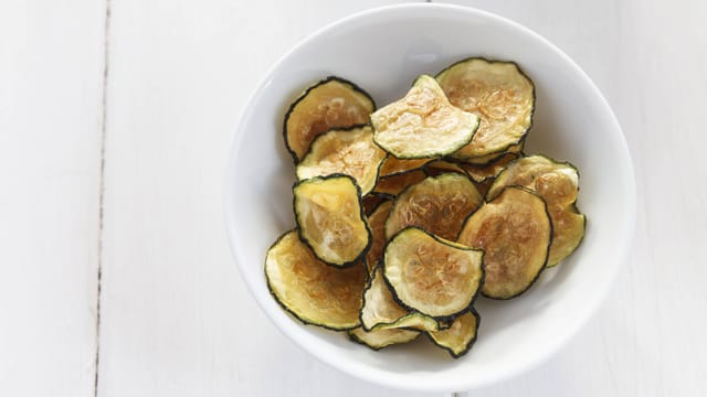 Der selbstgemachte Zucchini-Snack bietet eine gesunde Alternative zu handelsüblichen Chips.