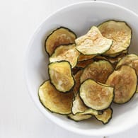 Der selbstgemachte Zucchini-Snack bietet eine gesunde Alternative zu handelsüblichen Chips.
