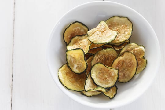 Der selbstgemachte Zucchini-Snack bietet eine gesunde Alternative zu handelsüblichen Chips.