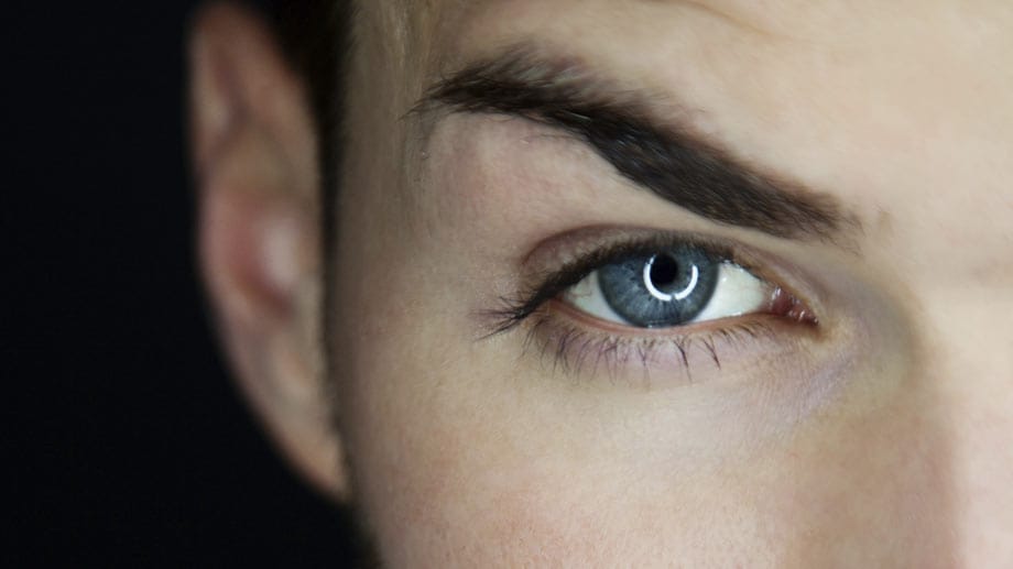 Laut einer Umfrage von Statista (2015) schauen 75 Prozent aller Männer und Frauen zu allererst auf die Augen.