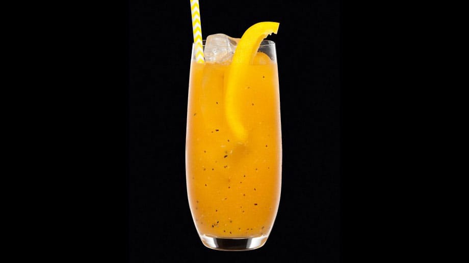 Präsentieren Sie Ihren Gästen Klassiker wie die Bloody Mary mit neuem Twist: Servieren Sie eine Sunshine Mary mit gelbem Tomatensaft und einem leichten Bitter wie den Kamm and Sons statt Wodka.