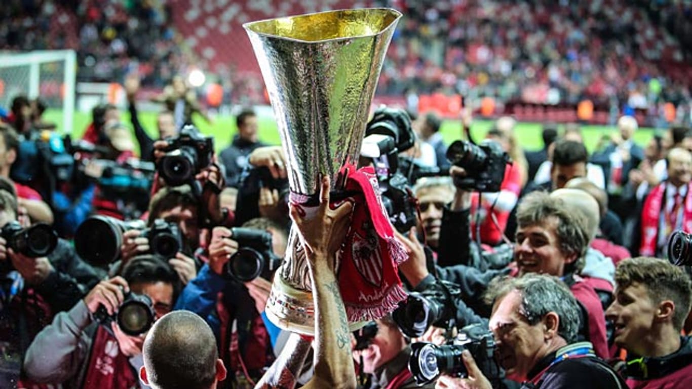 Das Objekt der Begierde: Fernando Navarro vom FC Sevilla präsentiert stolz die Siegertrophäe der Europa League.