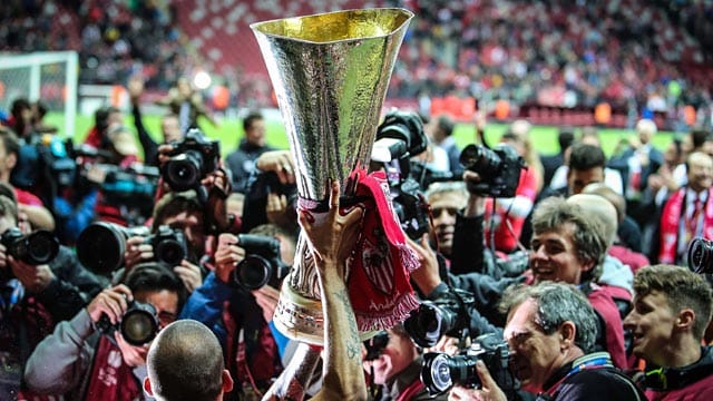 Das Objekt der Begierde: Fernando Navarro vom FC Sevilla präsentiert stolz die Siegertrophäe der Europa League. Das Objekt der Begierde: Fernando Navarro vom FC Sevilla präsentiert stolz die Siegertrophäe der Europa League.