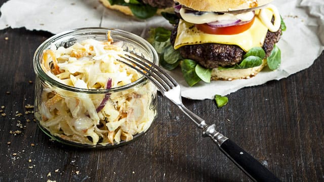 Der Coleslaw ist eine vielseitige Beilage, die am besten zu Gegrilltem und anderen Fleischgerichten passt.