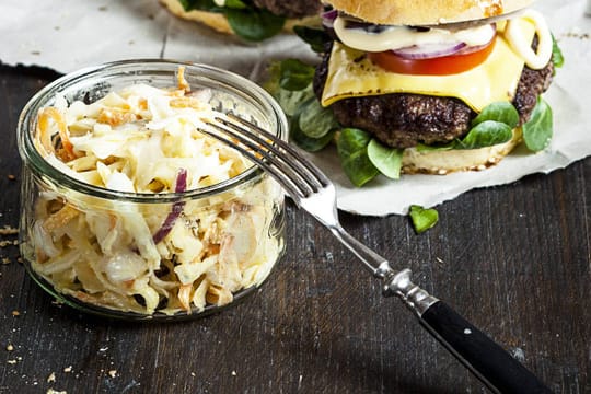 Der Coleslaw ist eine vielseitige Beilage, die am besten zu Gegrilltem und anderen Fleischgerichten passt.