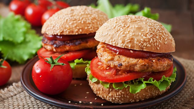 Probieren Sie selbst: Burger mit Patties aus Hackfleisch, Hühnchen oder rein vegan.