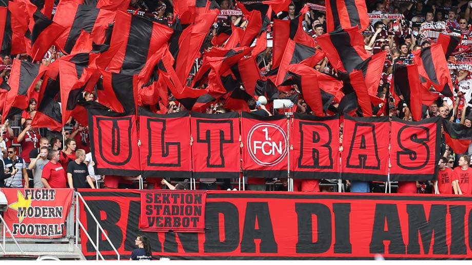 Die Nürnberger Ultras feuern mit Inbrunst ihre Mannschaft an, gehen mit ihr aber auch nicht zimperlich um.