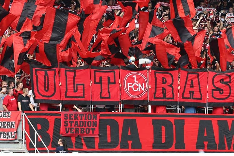 Die Nürnberger Ultras feuern mit Inbrunst ihre Mannschaft an, gehen mit ihr aber auch nicht zimperlich um.