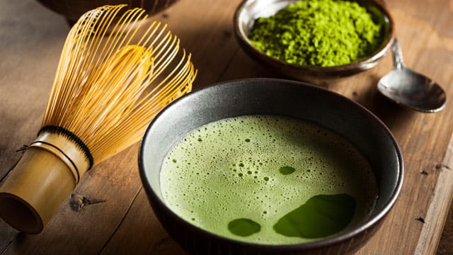 Traditionelle Zubereitung: Mit einem Chasen wird der Matcha schaumig gerührt