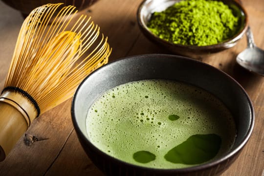 Traditionelle Zubereitung: Mit einem Chasen wird der Matcha schaumig gerührt