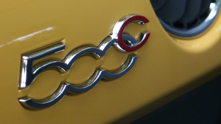Der Fiat 500 ist bekannt für knallige Farben und schicke Details - das hat sich nicht geändert.