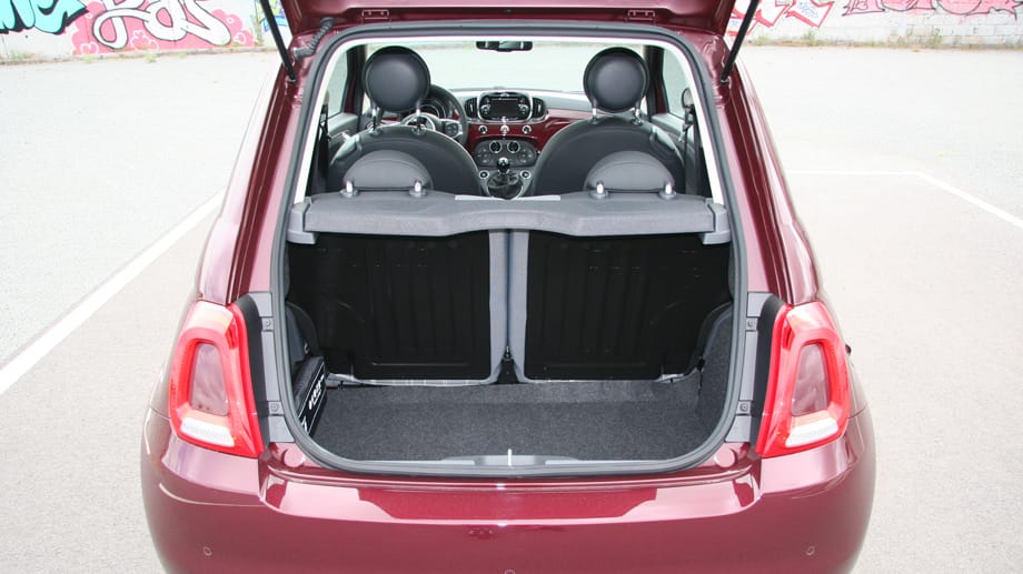 Der Kofferraum der geschlossenen Variante bietet 185 bis 610 Liter Gepäckvolumen.