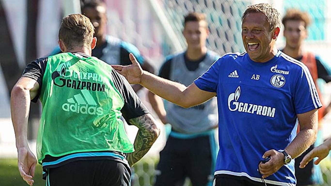 André Breitenreiter (re.) sorgt im Schalke-Training für gute Laune.