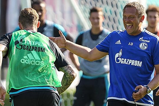 André Breitenreiter (re.) sorgt im Schalke-Training für gute Laune.