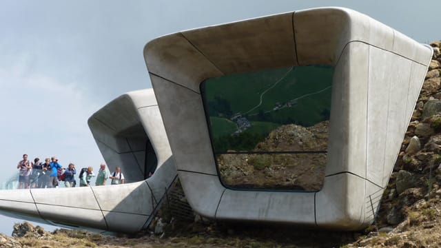 Dieses aufsehenerregende Bauwerk ist das neueste Messner Mountain Museum. Es nennt sich "MMM Corones" und wurde auf dem 2275 Meter hohen Kronplatz in Südtirol errichtet.