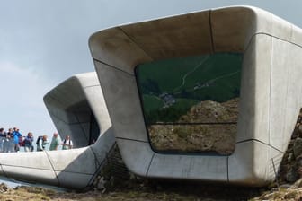 Dieses aufsehenerregende Bauwerk ist das neueste Messner Mountain Museum. Es nennt sich "MMM Corones" und wurde auf dem 2275 Meter hohen Kronplatz in Südtirol errichtet.