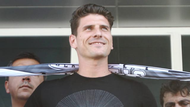 Mario Gomez genießt seinen Empfang in Istanbul.