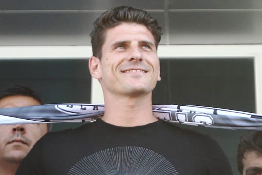 Mario Gomez genießt seinen Empfang in Istanbul.