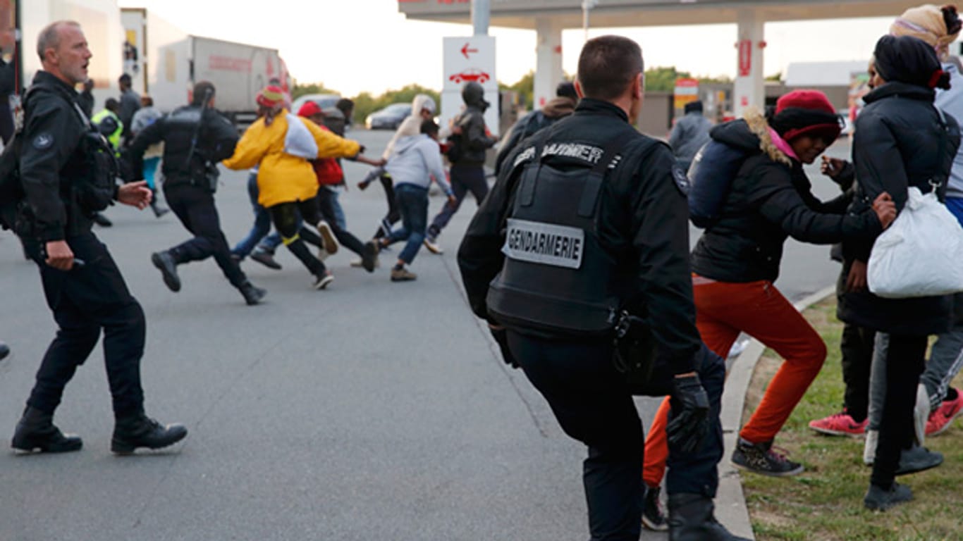 Jagdszenen zwischen französischen Polizisten und Flüchtlingen an einer Tankstelle im französischen Calais.