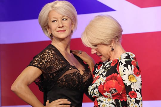 Helen Mirren riskiert einen extrem indiskreten Blick. Bei Helen Mirren.